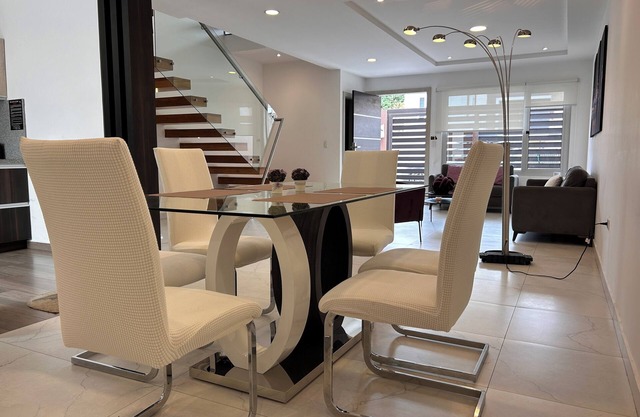 Beautiful house+suite: Convenient, comfortable, safe, well located, garage, barbecue area
