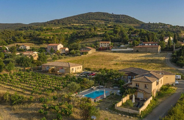 Beautiful house, view, in the countryside in the Midi sun, spas, swimming pool, parking