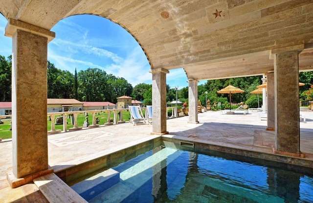 Beautiful apartment for 8 people with pool and parking
