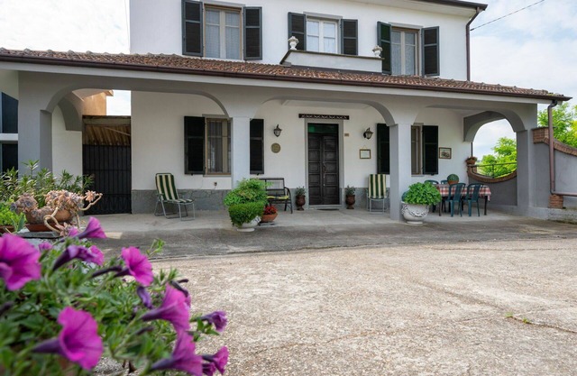 Beautiful private villa for 6 guests with terrace, pets allowed and parking