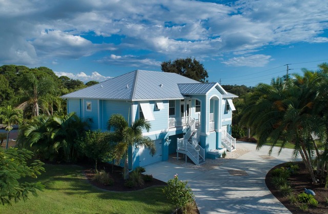Beautiful Key West style House- Water lover's dream - dock access with kayaks