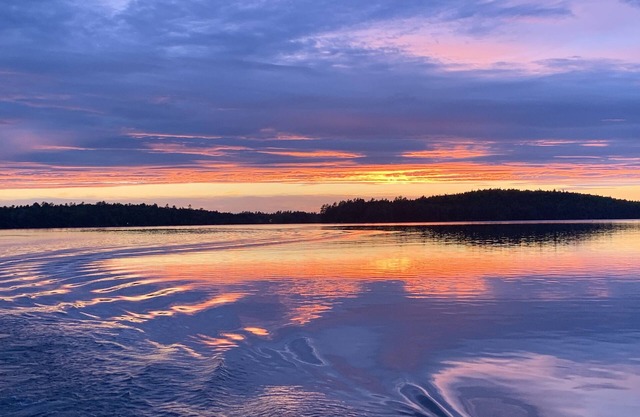 Beautiful Lake Front home w/Pool table and Bar.
