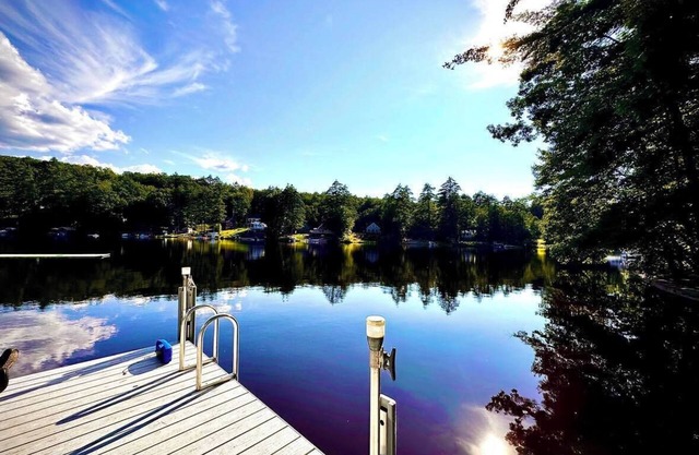 Beautiful Lake House on Belleau 100 ft of Waterfront! Kayaks, Jacuzzi 3100 sqft!