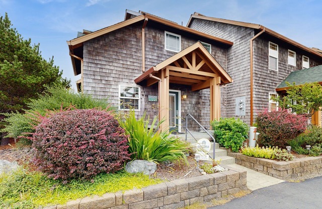 Beautiful lake-view home with hot tub, kayaks, & bike- two blocks to beach
