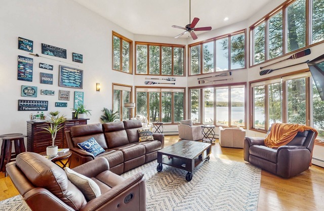 Beautiful lakefront house w/private dock, beach, gas fireplace + crib