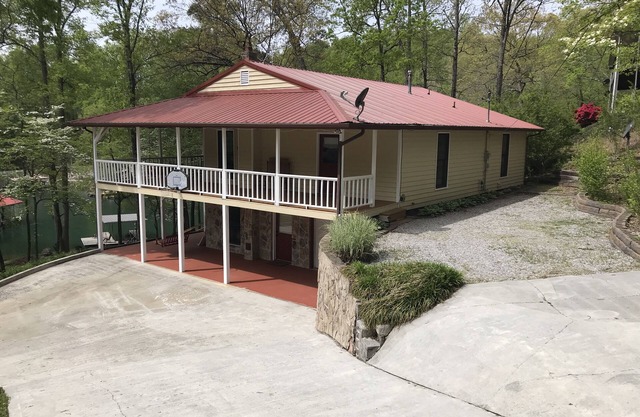 Beautiful Lakefront House, Dock w/Covered Slip in Protected Cove, Few Steps