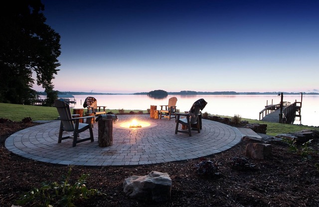 Beautiful Lakefront Home - Huge Views