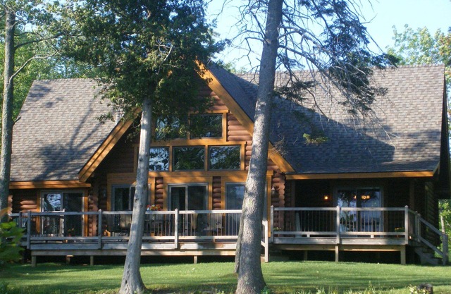 Beautiful Lakefront Log Home Near Mackinac Island nOn Brevort Lake!