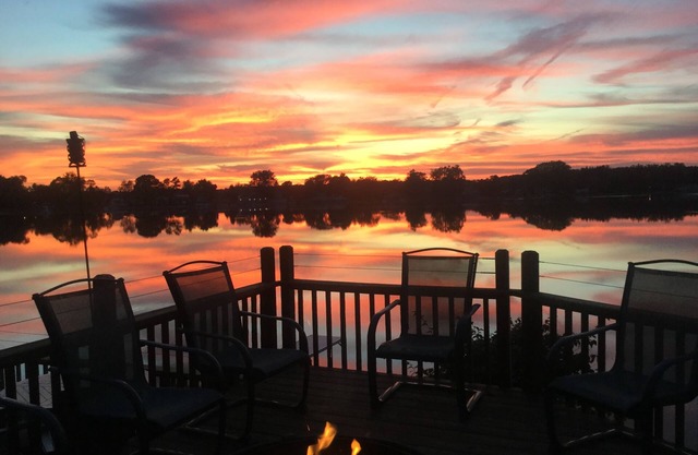 Beautiful lakefront, sunsets, Golf available -