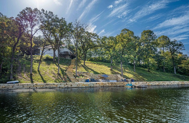 Beautiful Lakehouse with private dock on Apple Canyon Lake!