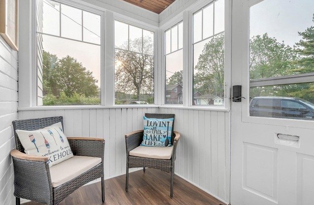 Beautiful Lakeside Haven: Your Dream Lakeside Gateway.