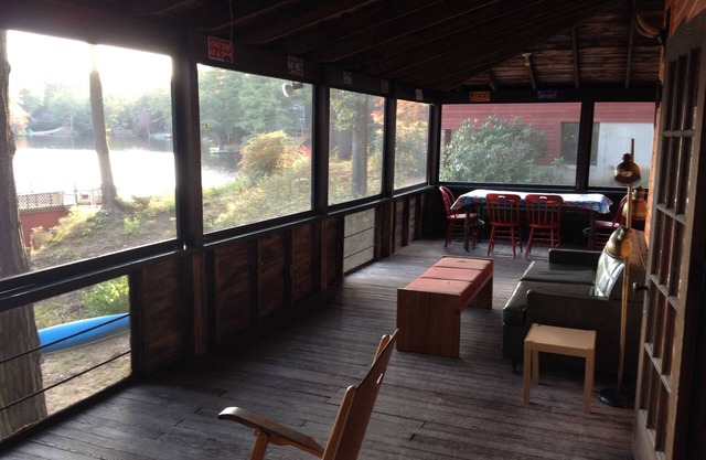 Beautiful Lakeside Waterfront Cottage with Private Beach