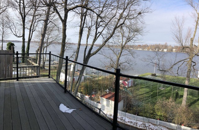 Beautiful lakeview! 1 block to the public beach access, Boat dock AVALABLE!