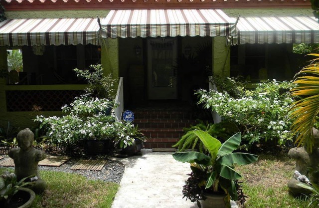Beautiful & Large Bedroom in B&B in Exquiste Tropical Home- Centrally located