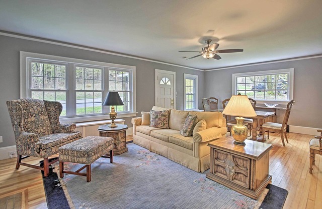 Beautiful Lenox Home, 3 Mi to Shakespeare & Co!