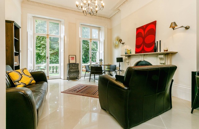 Beautiful light-filled 2 bed flat overlooking Clapham Common