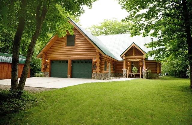 Beautiful log cabin in the woods with a hot tub. 5 min walk to a quiet beach.