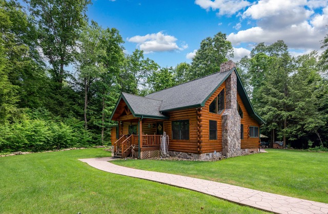 Beautiful Log Cabin on 17 Acres in NW Pennsylvania w/Hot Tub
