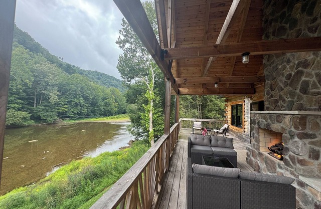 Beautiful Log cabin, River side, dual fire places, breathtaking views, WiFi