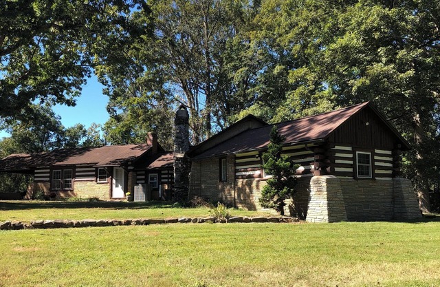 Beautiful Log Cabin River Retreat- In very convenient location!