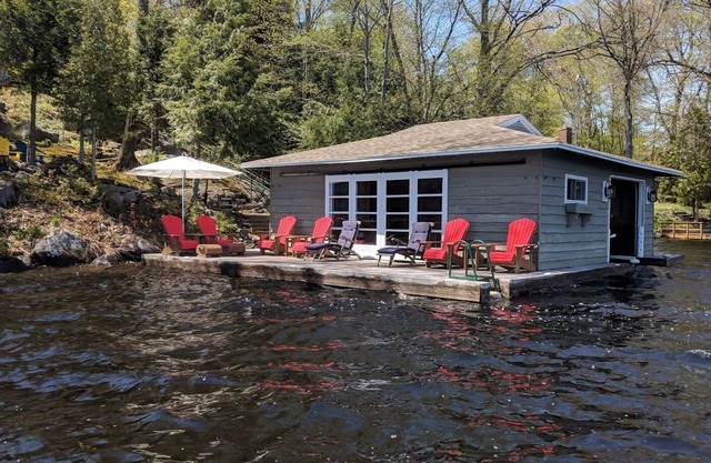 Beautiful Log Cottage & Boat House on Lake Muskoka "Tall Trees"