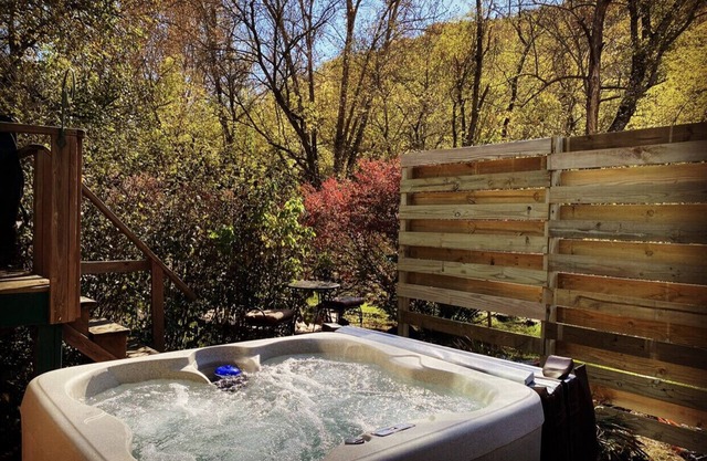 Beautiful LogCabin w/Hot Tub, Gameroom & Firepit, 1 mi to Downtown