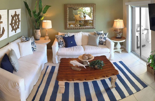 BEAUTIFUL LUXURY TOWN HOME STEPS TO FLAGLER AND BEACH 4 BED/3 BATH