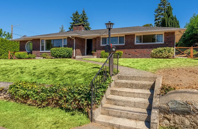 Beautiful Mid Century Bungalow, right off of I-5!
