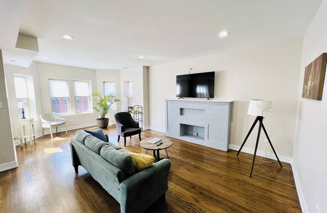 Beautiful, modern 3 bed 2 bath condo near Hyde Park, Obama Center and Lakefront