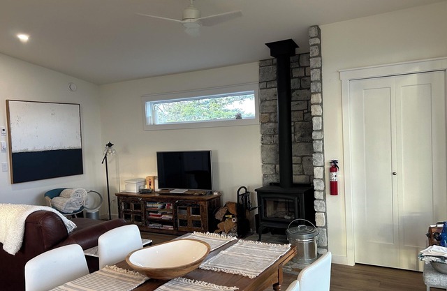 Beautiful modern cabin on 3 acres on Anarchist Mtn Quiet, private w lake view
