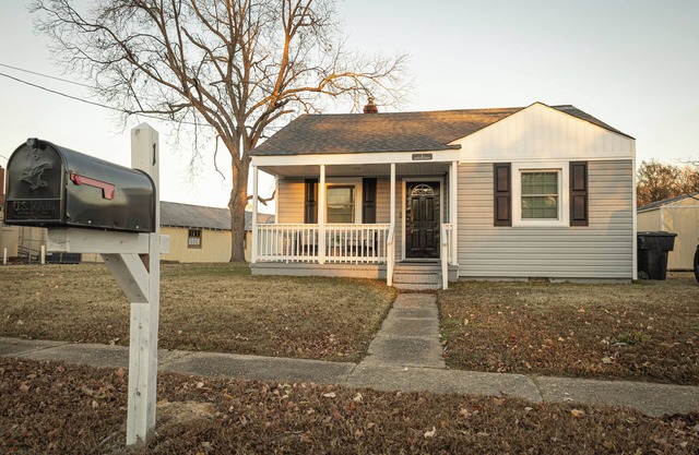 Beautiful, modern furnished 3-bedroom, 2-bathroom cottage near attractions.