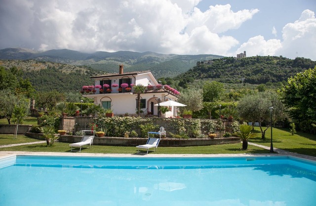 Beautiful Mountain Villa with private swimming pool and large stone barbeque!