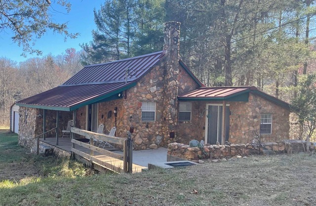 Beautiful mountain rock cabin with 47 acres of private walking trails to enjoy