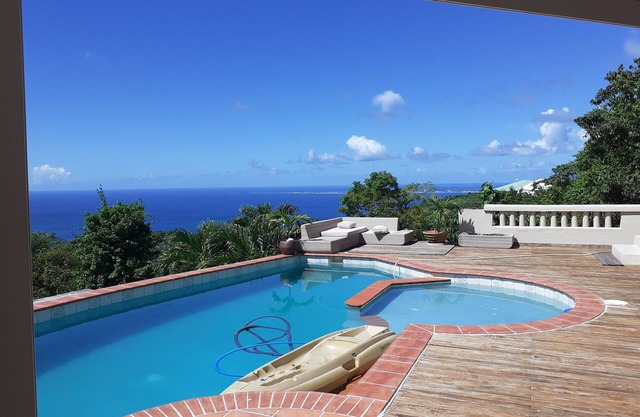 Beautiful mountain-top apartment with pool and sea view