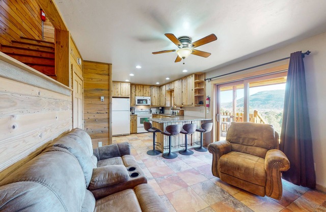 Beautiful mountain-view cabin with covered deck, grill, fireplace & washer/dryer