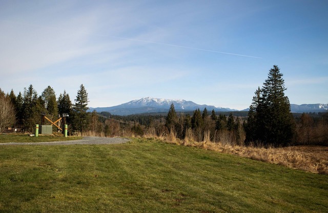 Beautiful Mountain View home in private setting