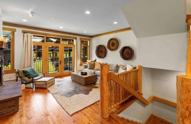 Beautiful Mountian-View Townhome with Pool and Private Hot Tub