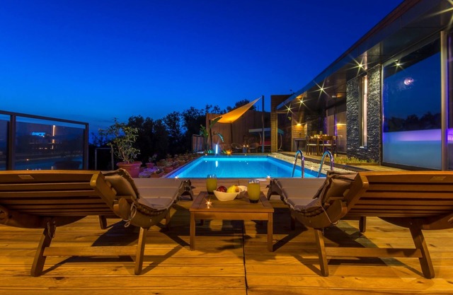 Beautiful New Comtemporary Honeymoon Villa with Secluded Pool & Panoramic Views
