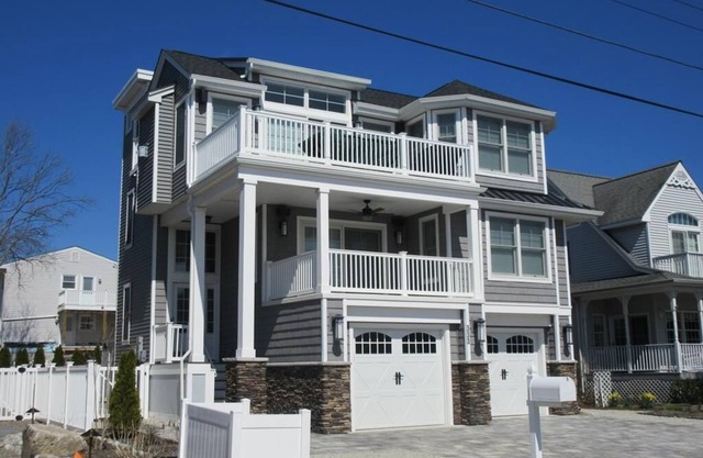 Beautiful new construction in Surf City with Elevator