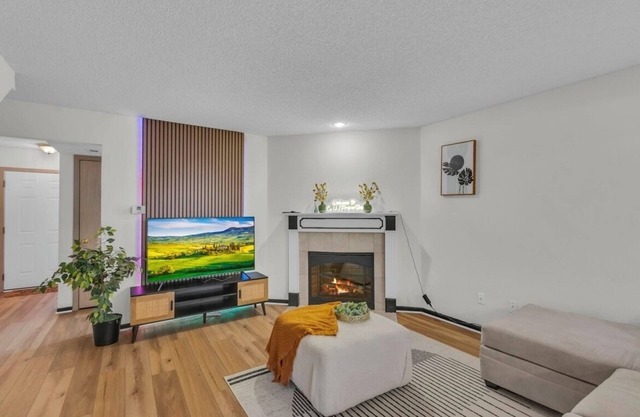 Beautiful newly renovated pet friendly townhome near Lake Tapawingo -Sleeps 4