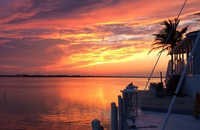 Beautiful Ocean view with 35' private seawall, 80' Heated Pool, Hottub