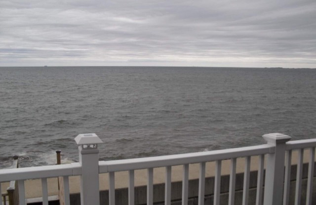 Beautiful Oceanfront Luxurious 2 bedroom 2 story condo, mins from Boston!