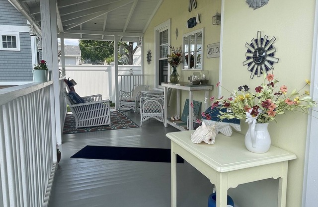 Beautiful old style beach cottage nWalk to beach/restaurants nCenter of town