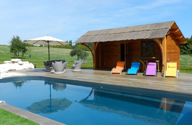 Beautiful private villa for 8 guests with WIFI, private pool, TV, terrace, pets allowed and park.
