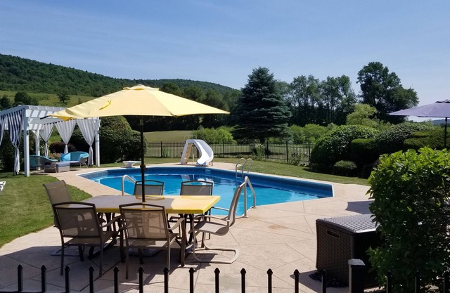 BEAUTIFUL PEACEFUL RUSTIC SETTING FOR 12+, Driving Range, Pool
