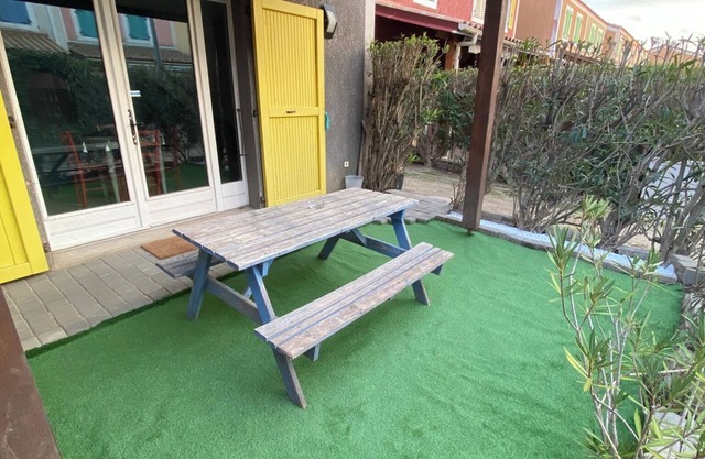 Beautiful pond-side marina, 3 minutes from the beach! Ideal with or without children