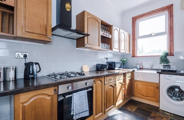 Beautiful Pontefract House Sleeps 12 w/Parking and WiFi by PureStay