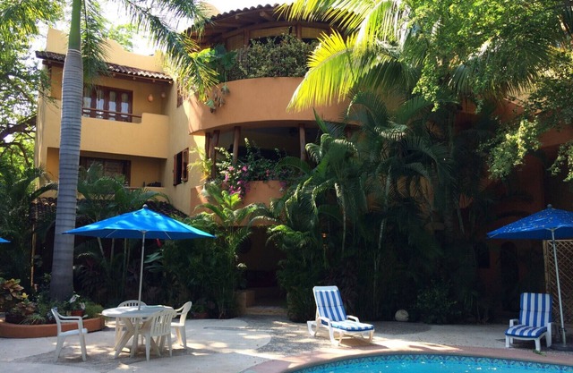 Beautiful Pool Side Condo, Ground Level. Close to Beach & Town Center