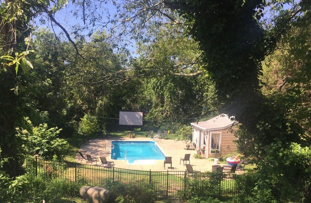 Beautiful pool, hot tub (new spring 2022!) quiet, close to beach!