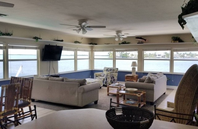 Beautiful POOL3/2 Sleeps 8. ALL ROOMS Waterfront